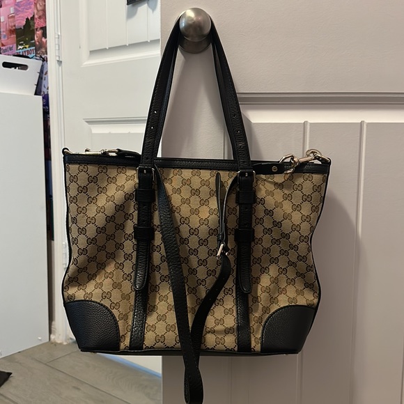 Selling this authentic Gucci tote. - Picture 2 of 4